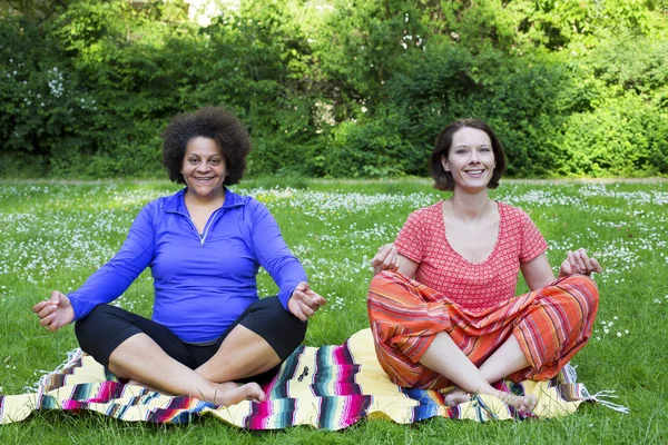 Deux femmes méditant dans le parc — Photo