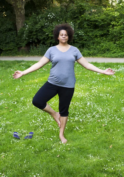 Kvinna som gör yoga i parken — Stockfoto