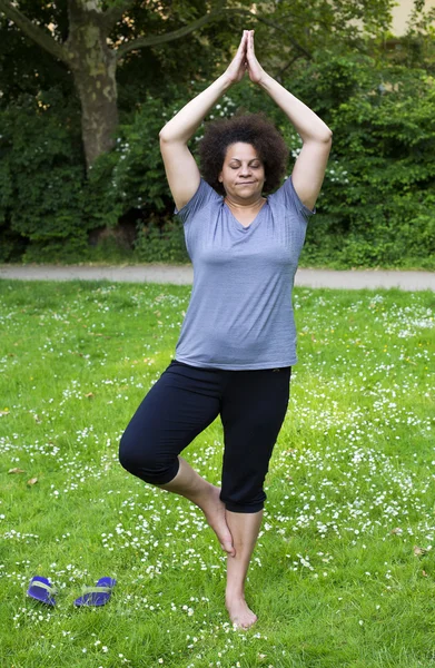 Kvinna som gör yoga i parken — Stockfoto