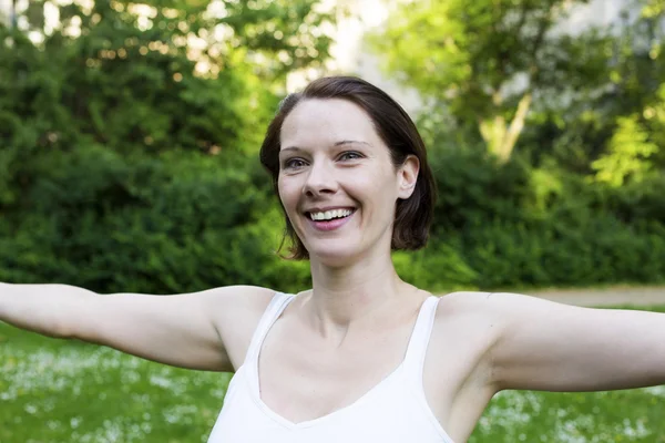 Femme dans le parc — Photo