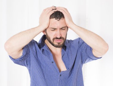 Baş ağrısı olan bir adam.