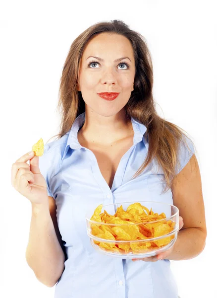 Kvinna med potatischips — Stockfoto