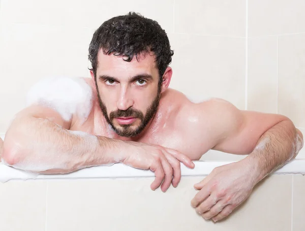 Homme dans la baignoire — Photo