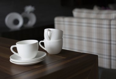 ahşap masa üzerinde bardak