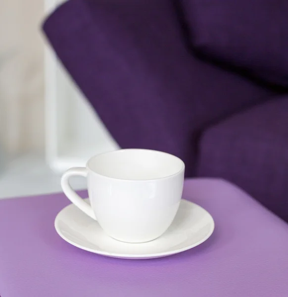 Puchar i fioletową kanapę — Zdjęcie stockowe