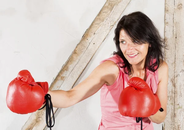 Vrouw met bokshandschoenen — Stockfoto