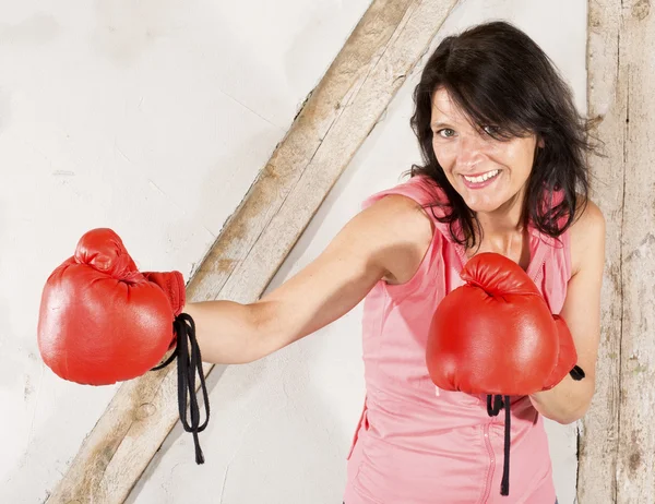 Frau mit Boxhandschuhen — Stockfoto