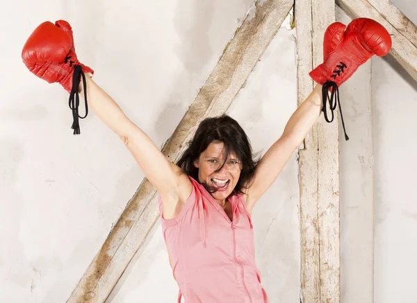 Donna con i guanti da boxe — Foto Stock