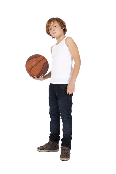 Мальчик с баскетболом — стоковое фото