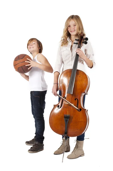 Мальчик с баскетболом и девочка с контрабасом — стоковое фото