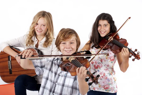 kız ve bir erkek müzik aletleri ile