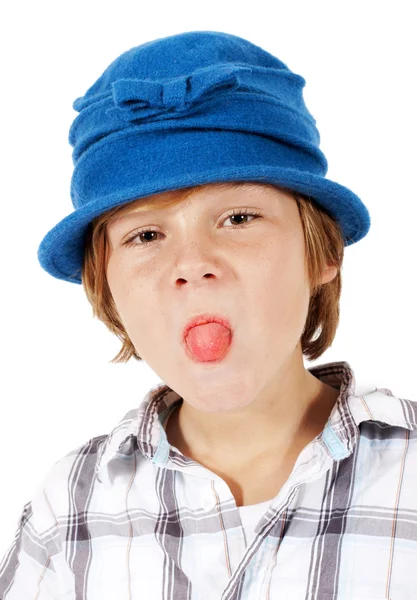 在蓝色的帽子的小男孩正在做鬼脸 — 图库照片