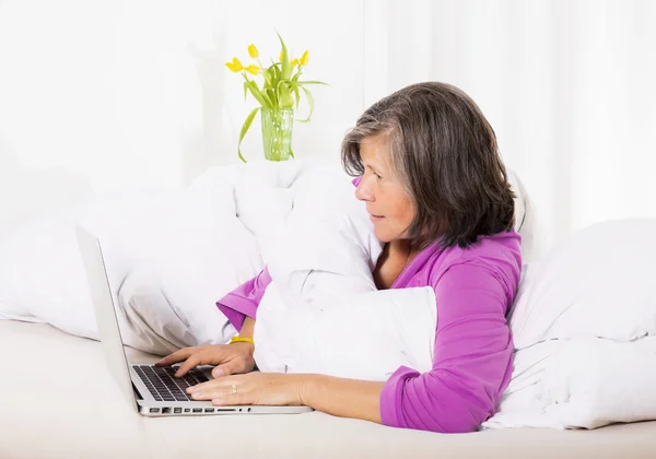 Vrouw op de laptop — Stockfoto