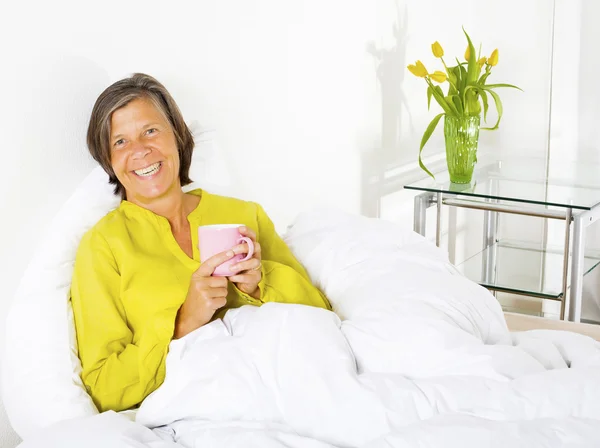 Frau im Bett — Stockfoto