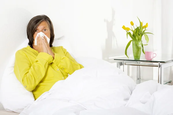 Frau mit Erkältung im Bett — Stockfoto