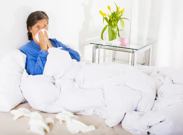 Mujer en la cama con un resfriado —  Fotos de Stock