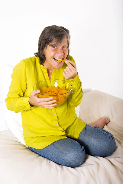 Frau isst Kartoffelchips — Stockfoto