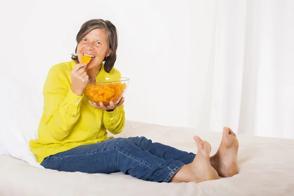 Mujer comiendo papas fritas —  Fotos de Stock