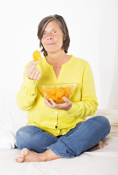 Frau isst Kartoffelchips — Stockfoto