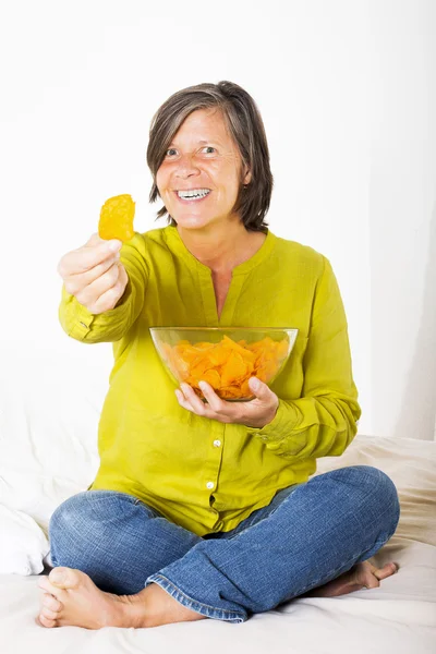 Vrouw met aardappel chips — Stockfoto