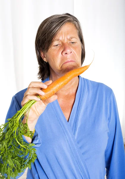 Mulher com cenoura — Fotografia de Stock