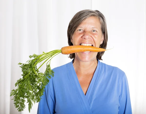 Mulher com cenoura — Fotografia de Stock