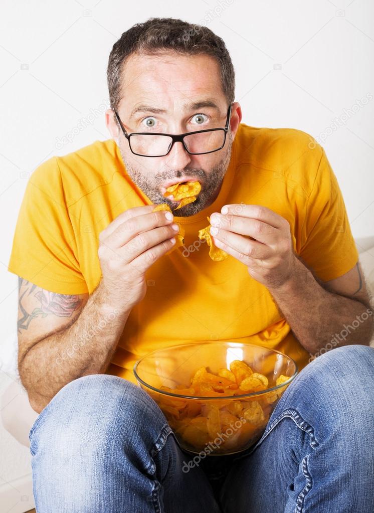 man eating potato chips