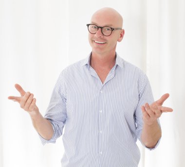 Kel bir adam portresi