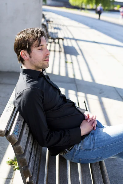 Mann sitzt auf Bank — Stockfoto