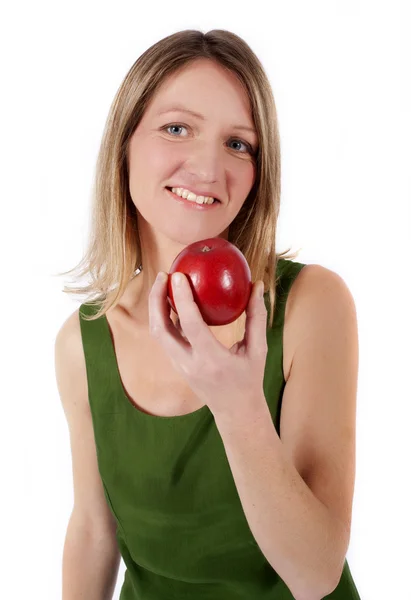 Mujer sosteniendo una manzana — Foto de Stock