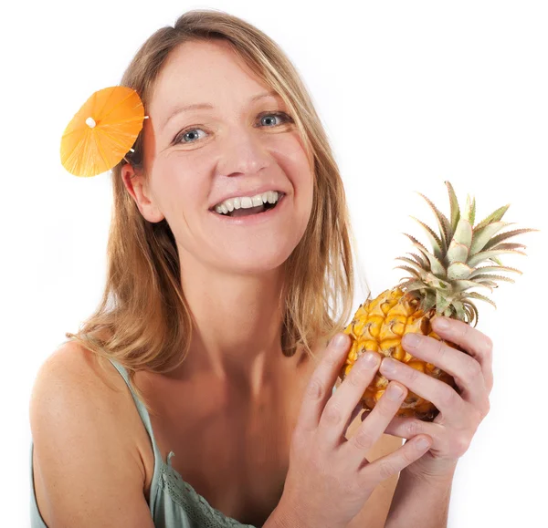 Blonde Frau hält Ananas in der Hand — Stockfoto