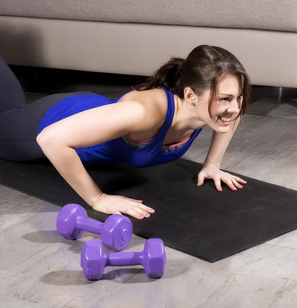 Mulher se exercitando em casa — Fotografia de Stock