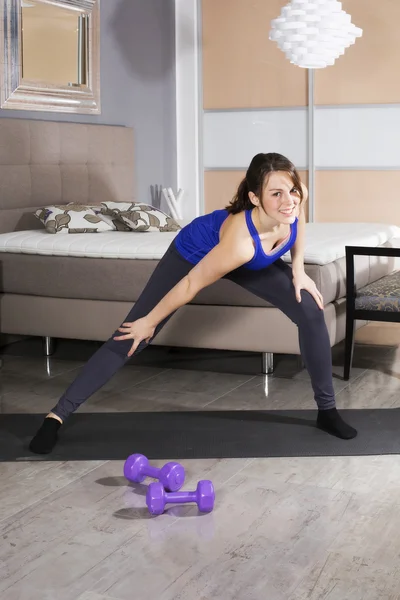 Woman exercising at home — Stock Photo, Image