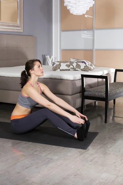 Woman exercising at home — Stock Photo, Image