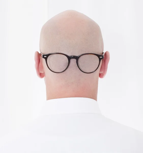 La parte posterior de una cabeza calva con gafas — Foto de Stock