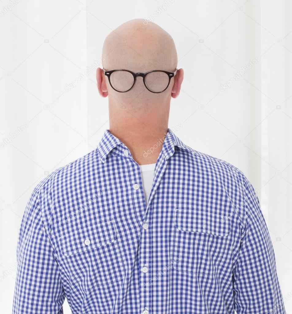 эмбер роуз. экстравагантные очки. лицо в очках лысое. плешивый человек в очках. лицо в очках лысое.