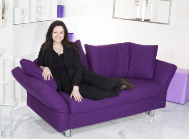 Kanepede uzanan kadın