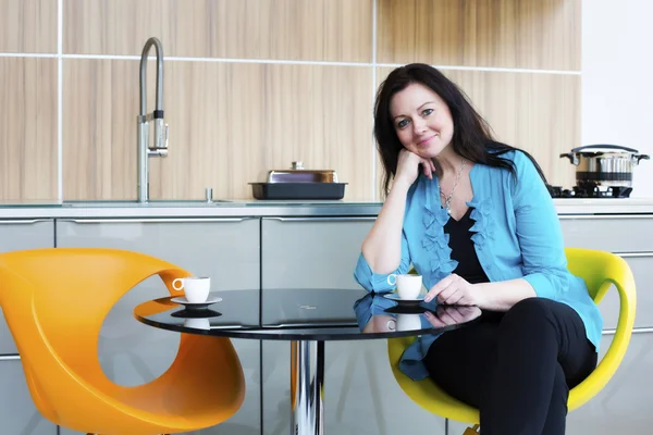 Mujer bebiendo café en la cocina — Foto de Stock