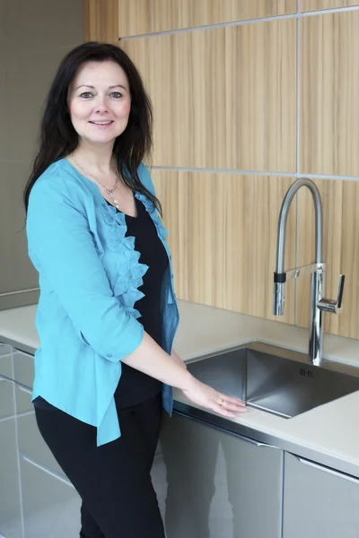 Mujer en la cocina — Foto de Stock