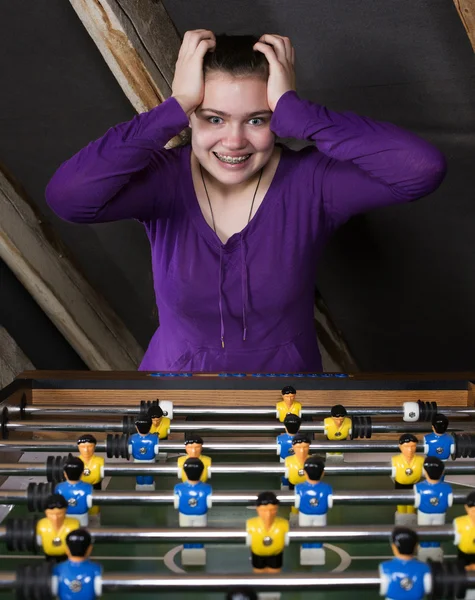 Garota no futebol de mesa — Stok fotoğraf