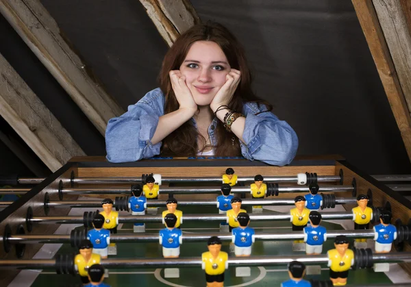 Garota no futebol de mesa — Stok fotoğraf