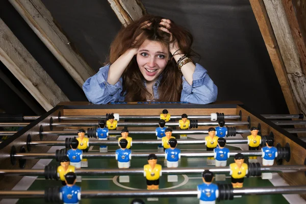 Garota no futebol de mesa — Stok fotoğraf