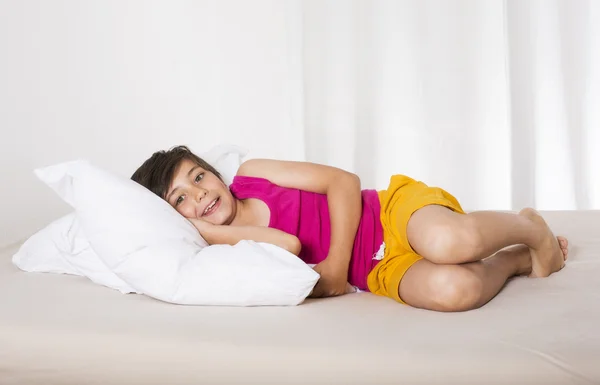 Jongen in bed — Stockfoto