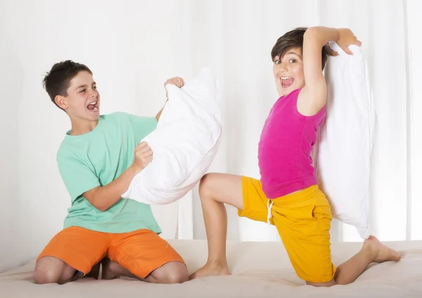 Pelea de almohadas — Foto de Stock