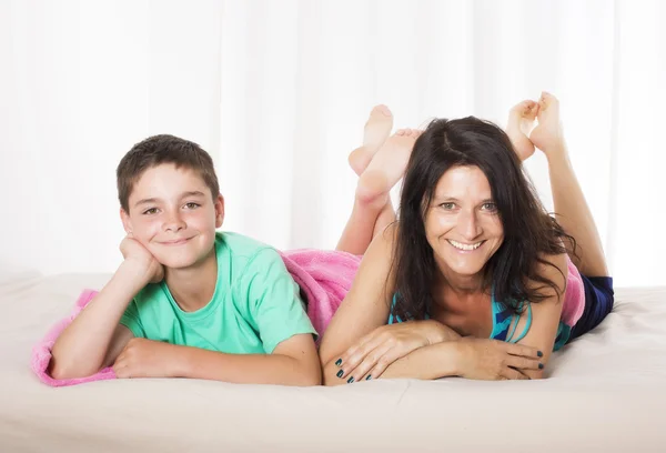 Mãe e filho na cama — Fotografia de Stock