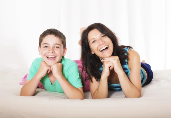 Madre e figlio a letto — Foto Stock