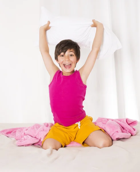 Menino na cama — Fotografia de Stock