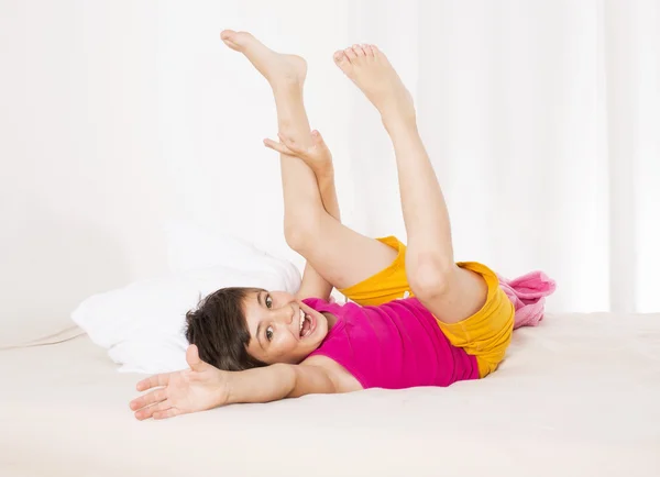 Menino na cama — Fotografia de Stock