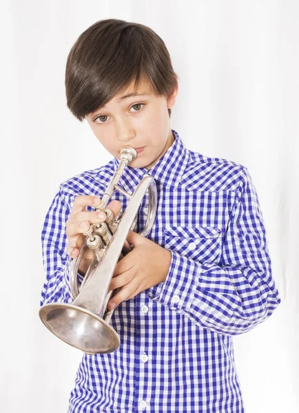 Rapaz com trompete — Fotografia de Stock