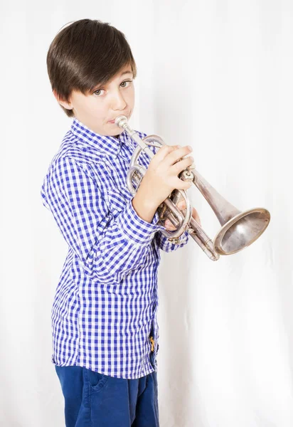 Jongen met trompet — Stockfoto